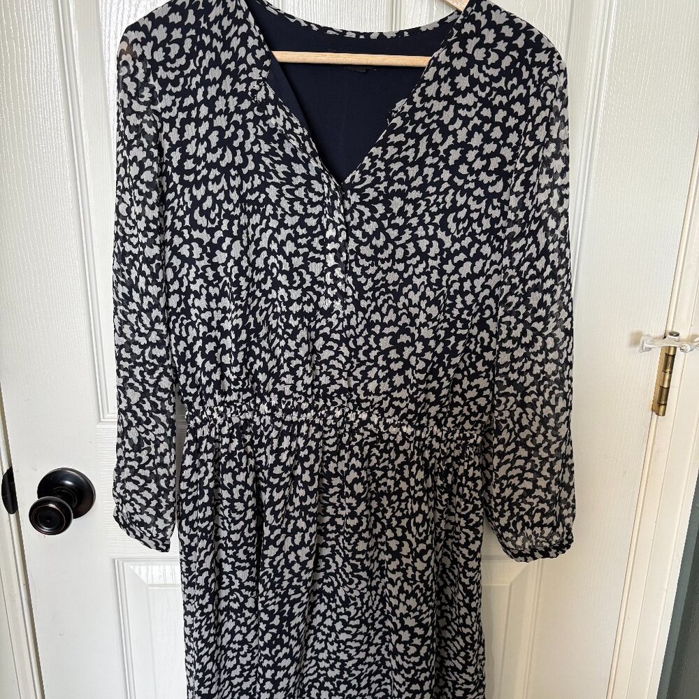 Club Monaco v-neck long sleeved dress 6 Medium